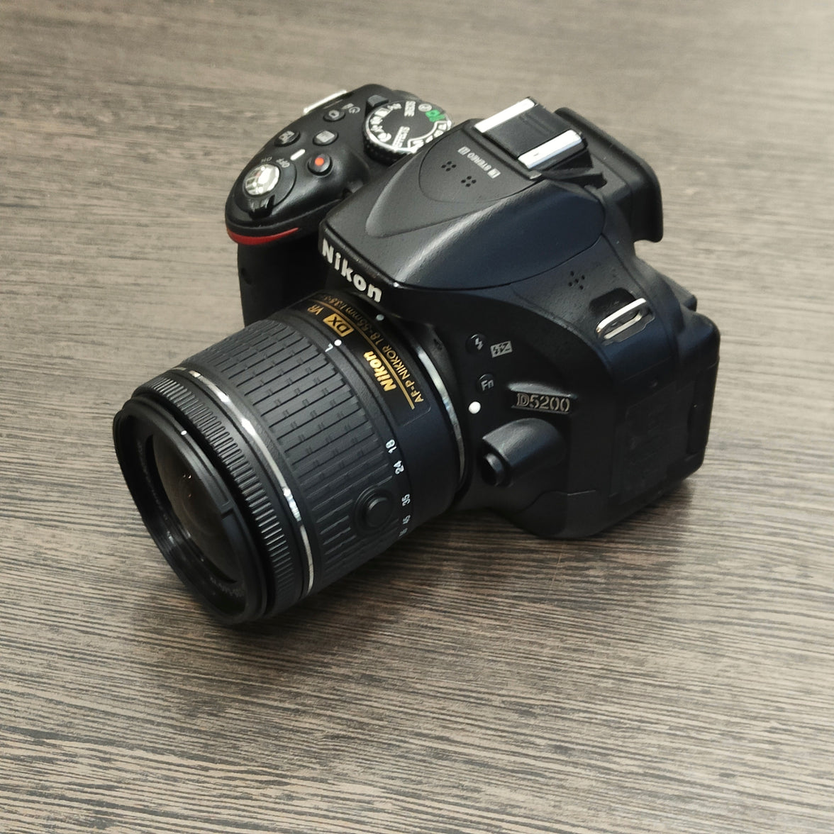 Tweedehands - Nikon 5200 + AF-P 18-55mm F3.5-5.6G VR